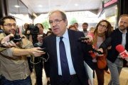 El presidente del PP de Castilla y León, Juan Vicente Herrera, a su llegada a la reunión con los presidentes provinciales del partido para analizar los resultados electorales-Rubén Cacho / ICAL