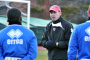 El técnico del Numancia, Pablo Machín, durante una sesión de entrenamiento. / DIEGO MAYOR-