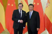 El presidente del Gobierno español, Mariano Rajoy (i), saluda al presidente de China, Xi Jinping (d), al inicio del encuentro bilateral que han mantenido hoy en el Gran Palacio del Pueblo, en el tercer viaje oficial del jefe del Ejecutivo español a China.-EFE