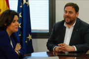 Soraya Sáenz de Santamaría y Oriol Junqueras, el 28 de abril, en la Moncloa.-JUAN MANUEL PRATS