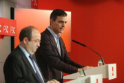 Miquel Iceta y Pedro Sánchez, durante su comparecencia para valorar los resultados del 21-D.-DANNY CAMINAL