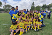 El CD San Esteban de alza con la Copa Diputación femenina de Soria tras imponerse al San José B en los penaltis. ANA HERNANDO