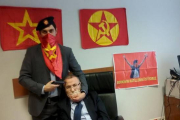 Un hombre amenaza al fiscal Mehmet Selim Kiraz en el palacio de justicia de Estambul.-Foto:   HANDOUT / REUTERS