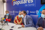 Benito Serrano abraza a De Gregorio ante la mirada de Peregrina y José Manuel Hernando. MARIO TEJEDOR