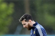 Leo Messi no tendría claro si renovar por el Barça, club con el que tiene contrato hasta 2018.-EL PERIÓDICO
