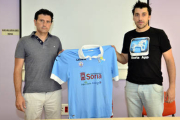 Ángel Romera junto al entrenador-jugador del Río Duero, Alfonso Flores. / ÁLVARO MARTÍNEZ-