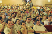 Un momento de la asamblea celebrada esta mañana en el teatro de San Leonardo. / ÚRSULA SIERRA-