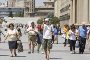Turistas en la plaza del Pilar de Zaragoza.-EL PERIÓDICO / ARCHIVO