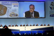 Florentino Pérez y su directiva durante la asamblea de socios compromisarios del Madrid del 2015.-AGUSTIN CATALÁN