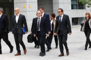 Los exconsellers dirigiéndose a la Audiencia Nacional, el pasado 2 de noviembre.-JUAN MANUEL PRATS