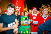 Élgar Lloret y Marta Pérez, en la salida, ayer, de la Carrera de Navidad. MARIO TEJEDOR