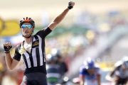 El británico Steve Cumming celebra la victoria de etapa en el Tour en el aeródromo de Mende, adonde llegó por delante de Pinot y Bardet.-Foto: EFE / YOAN VALAT