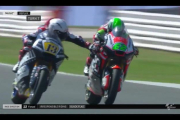 Romano Fenati toca el freno de la moto de Stefano Manzi.-
