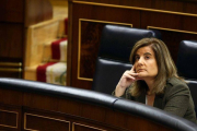 La ministra de Empleo, Fátima Bañez, en el pleno del Congreso de los Diputados.-AGUSTIN CATALAN