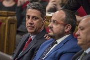 El líder del PPC, Xavier García Albiol, junto a los diputados Alejandro Fernández y Santi Rodríguez, en el Parlament.-FERRAN SENDRA