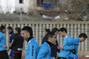 Garmendia y Diego Antón durante el entrenamiento del equipo ayer en el anexo. / ÁLVARO MARTÍN-