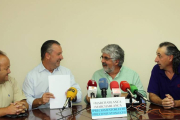 El presidente de Asaja, Donaciano Dujo (2I), y el coordinador regional de UCCL, Jesús Manuel González Palacín (D), convocan movilizaciones en el sector lácteo-Ical