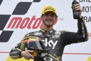 Francesco Peco Bagnaia celebra, en el podio de Sepang, su título de Moto2.-MILAGRO / TINO MARTINO