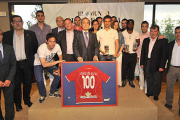 Jugadores y patrocinadores de los premios Aúpa Numancia que concede DIARIO DE SORIA / EL MUNDO en la foto de familia. / VALENTÍN GUISANDE-