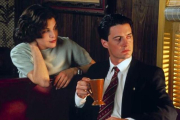 Sherilyn Fenn (Audrey Horne) y Kyle MacLachlan (Dale Cooper), en una escena de 'Twin Peaks'.-