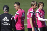 Cristiano Ronaldo y Ancelotti conversan durante el entrenamiento del Real Madrid, este martes.-Foto: AGUSTIN CATALAN