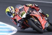 Álvaro Bautista y su Ducati Panigale han vuelto a ganar en la tercera carrera del Mundial de Superbikes.-EFE / JULIAN SMITH
