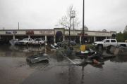 Imagen tras el paso de un tornado en Vicksburt (Misisipi).-AP / COURTLAND WELLS