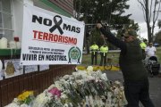 Un hombre extiende una pancarta durante un homenaje a los cadetes muertos por la explosion del carro bomba contra la Escuela de Cadetes de la Policia General Santander en un ataque atribuido a la guerrilla del ELN.-EFE