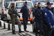 Miembros de las fuerzas de seguridad controlan el acceso al aeropuerto de Zaventem, ayer en Bruselas.-EFE