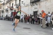 El marroquí Said Aitaddi en el momento de cruzar la línea de meta como ganador. / Diego Mayor-