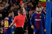 Hernández Hernández expulsa a Sergi Roberto, en presencia de Piqué, en el clásico del Camp Nou del pasado 6 de mayo.-JOSEP LAGO