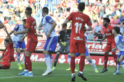 En la última acción del partido ante el Zaragoza el árbitro López Toca y el VAR pasaron por alto un claro agarrón a Dani Barrio en área maña.-Valentín Guisande