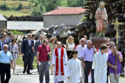 Procesión de Santa Marina avanzando hacia ‘su’ raso. / ALVARO MARTÍNEZ-