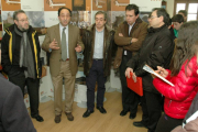 El delegado territorial durante la visita junto al director provincial de Educación, entre otros.-JCYL