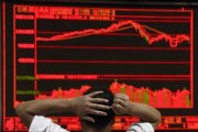 Un inversor en Pekín siguiendo la evolución de la bolsa, ayer.-EFE / EPA / ROLEX DELA PENA