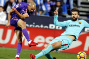 Amrabat y Piqué disputan un balón en campo del Leganés.-EFE / JAVIER LOPEZ HERNANDEZ