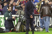 Cámara de televisión, durante un partido de Liga en el Camp Nou.-JORDI COTRINA