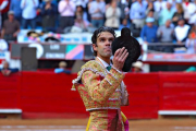 José Tomás saluda al público durante la corrida, en la plaza Monumental de México, este domingo.-AP