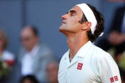 Federer se lamenta tras perder un punto contra Thiem.-REUTERS / SUSANA VERA