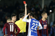 Undiano Mallenco muestra tarjeta roja al jugador del Eibar Florian Lejeune.-JUAN HERRERO / EFE
