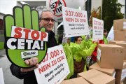Ciudadanos contrarios al CETA y el TTIP se manifiestaron delante de la Cancillería alemana, en Berlín.-AFP / JOHN MACDOUGALL