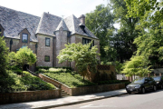 Imagen exterior de la nueva casa de la familia Obama en el barrio de Kalorama, en Washington.-