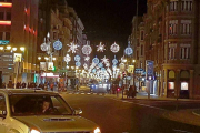 Iluminación navideña de la avenida Ordoño II en León.-- E. M.