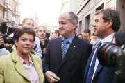 Juan Maria Atutxa (centro), junto a Kontxi Bilbao y Gorka Knorr, antes del juicio por desobediencia, en octubre del 2005 en Bilbao.-VINCENT WEST