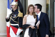 Manuel Valls y Anne Gravoin, en un acto oficial en el 2015.-ETIENNE LAURENT