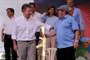 Fotografía de archivo del 27 de junio del 2017  del presidente de Colombia, Juan Manuel Santos, junto al maximo lider de las FARC  Rodrigo Londoño, alias Timochenko.-MAURICIO DUEÑAS CASTAÑEDA