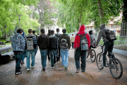 Jóvenes a la salida del instituto.-EL MUNDO