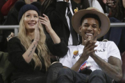 La rapera y modelo Iggy Azalea y su novio, el jugador de Los Angeles Lakers Nick Young, en enero del 2015.-AFP