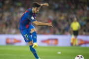 André Gomes chuta a puerta.-JORDI COTRINA