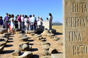 Visitantes junto a los molinos manuales en Numancia. / VALENTÍN GUISANDE-